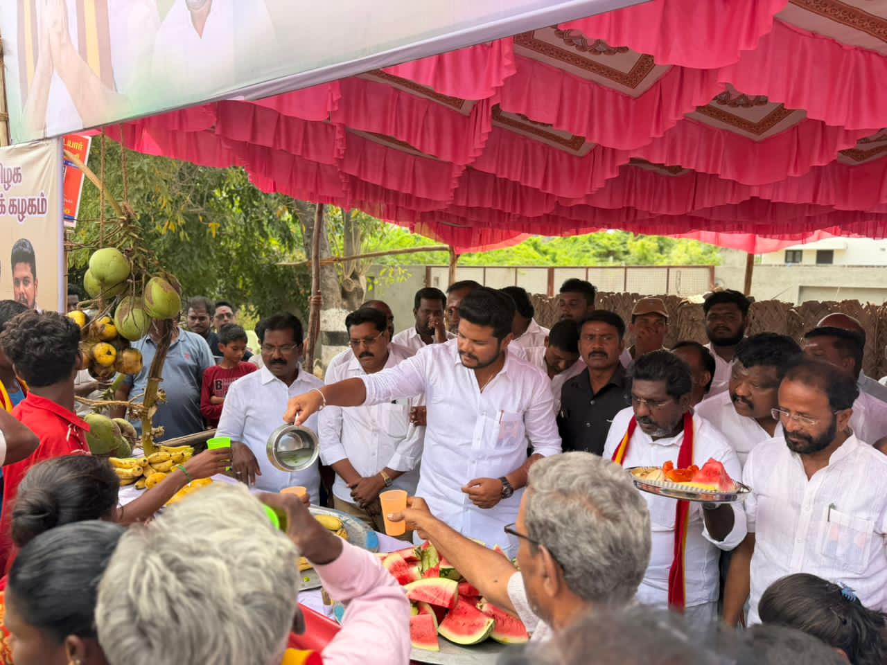 கோடைகால தண்ணீர் பந்தல் நிகழ்ச்சியில் பழங்கள் ஐஸ்கிரீம் வழங்கிய அமைச்சர்..,