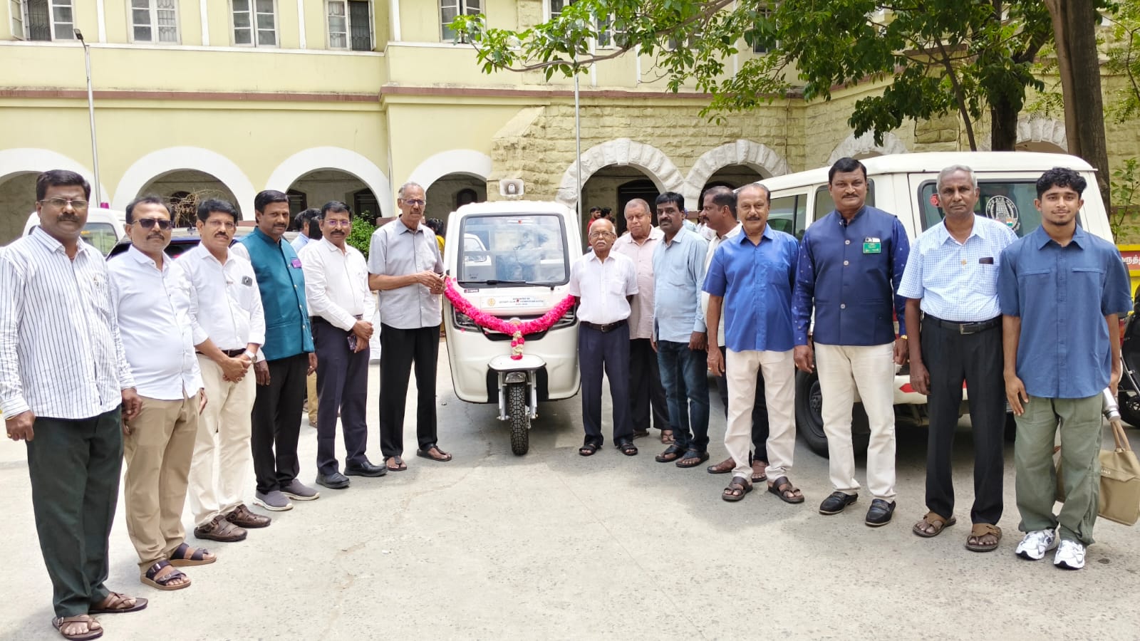 கோவை அரசு மருத்துவமனையில் நோயாளிகளுக்கு உணவு எடுத்துச் செல்வதற்காக பேட்டரி ஆட்டோ…