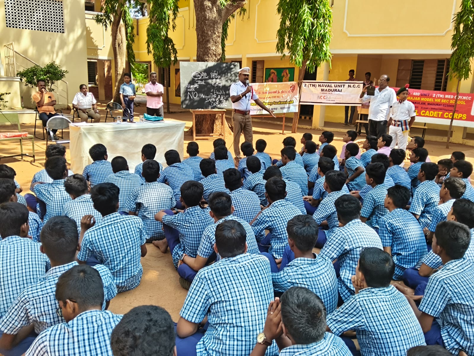 பள்ளி மாணவர்களுக்கு போக்குவரத்து விதிமுறைகள் குறித்து  விழிப்புணர்வு பிரச்சாரம்..,