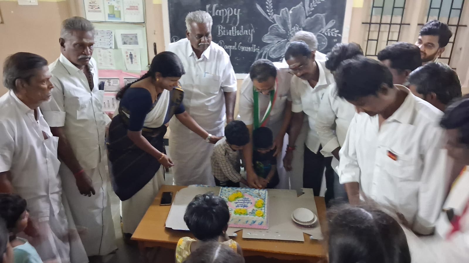 குழந்தைகள் காப்பகத்தில் ராகுல் காந்தி பிறந்த நாள் விழா..,
