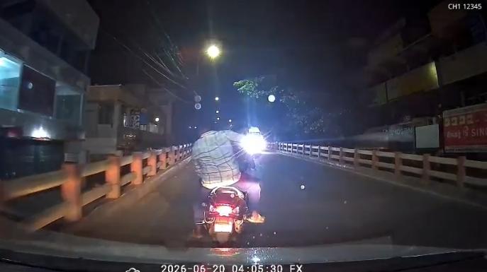 நடுரோட்டில் மடக்கி கார் டிரைவரை தாக்கிய வாலிபர்கள்..!