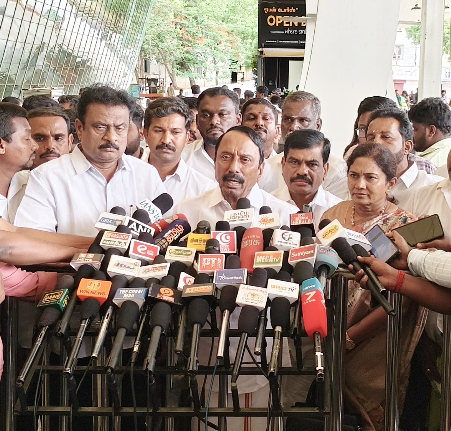 பல்வேறு அரசியல் விவகாரங்கள் குறித்து விளக்கம் அளித்த அமைச்சர் செங்கோட்டையன்..,