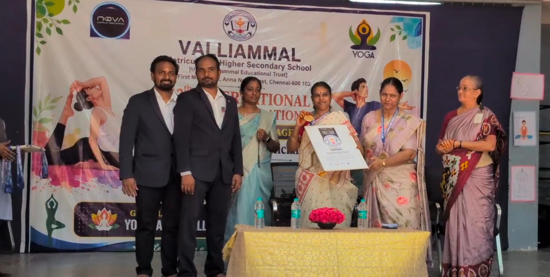கண்ணைக் கட்டிக்கொண்டு 26 யோகாசனங்கள் செய்து உலக சாதனை படைத்த சென்னை மாணவர்கள்!