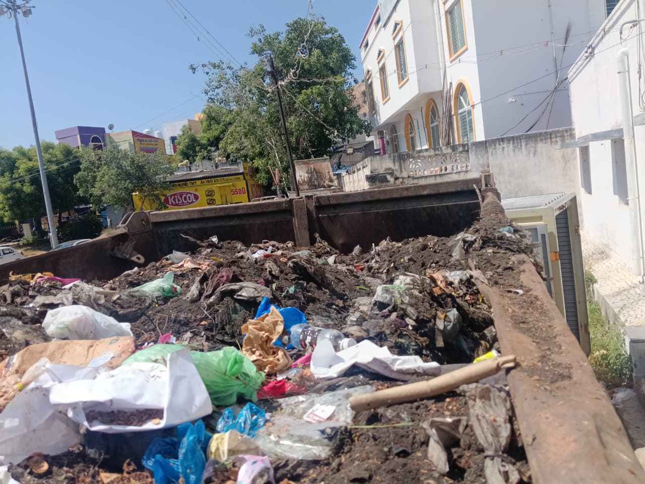 மாநகராட்சி குப்பை லாரியில் மணல் கடத்தல்.?