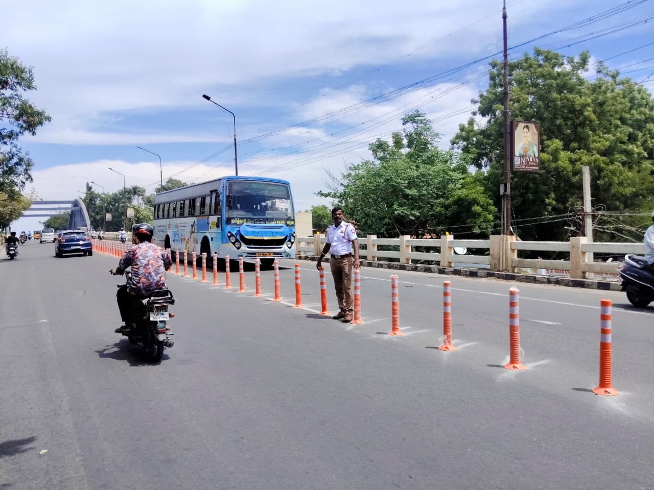 பாலங்களில் முந்தி செல்வதால் விபத்துக்களை தடுக்க போக்குவரத்து காவல்துறை புதிய ஏற்பாடு..,