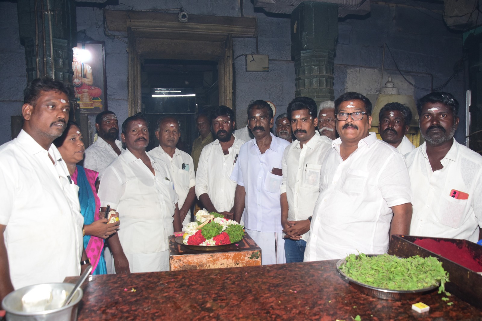 ஜெனகை மாரியம்மன் கோவிலில் அதிமுகவில் புதிதாக நியமிக்கப்பட்ட நிர்வாகிகள் சாமி தரிசனம்..,