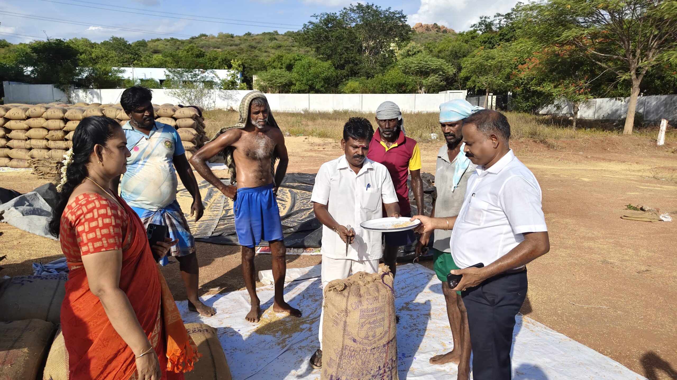 நெல் கொள்முதல் நிலையத்தில் துணை ஆட்சியர் மற்றும் மண்டல துணை மேலாளர் ஆகியோர் திடீர் ஆய்வு..,