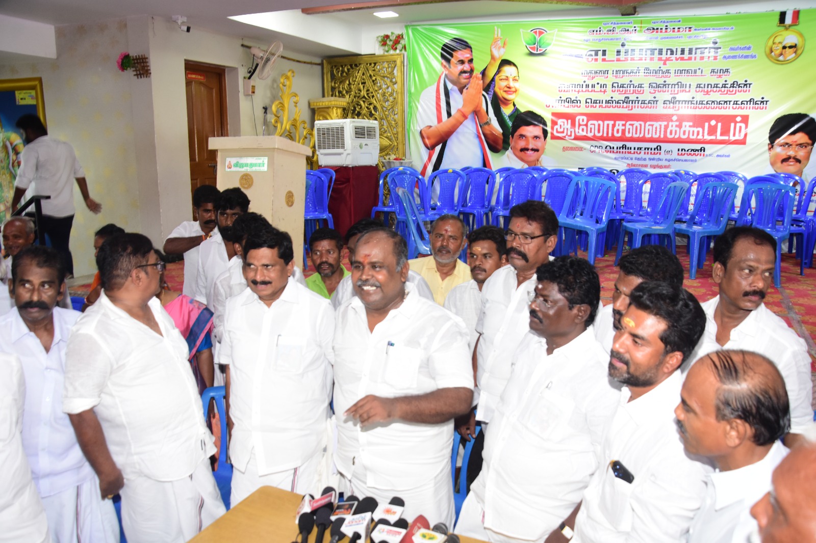 திருவேடகத்தில் அதிமுக சார்பில் ஆலோசனை கூட்டம் ஆபி உதயகுமார் சிறப்புரை..,