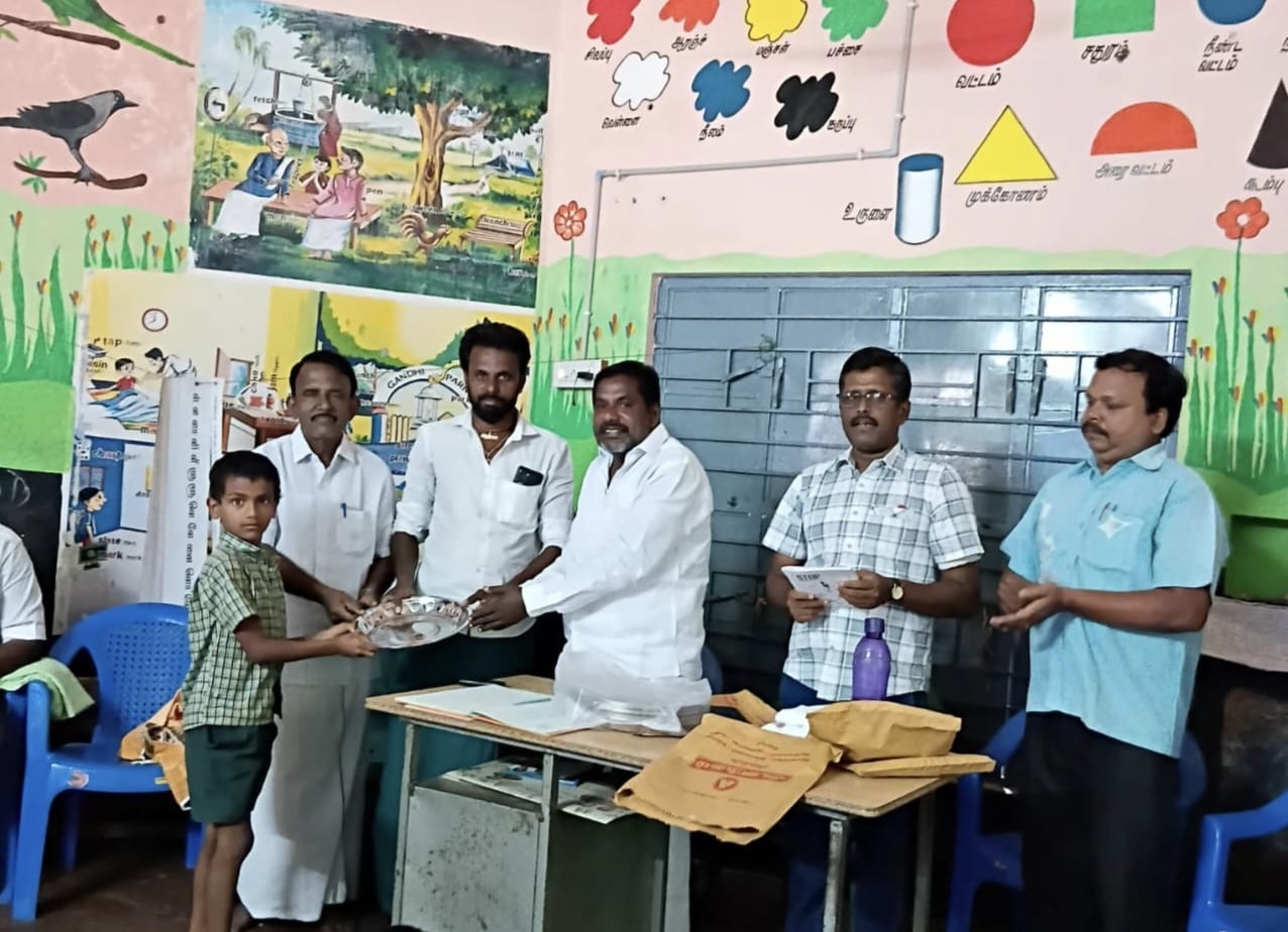 பள்ளி மேலாண்மைக் குழு கூட்டத்தில் அதிக மதிப்பெண் எடுத்த மாணவ மாணவியர்க்கு  கௌரவிப்பு..,