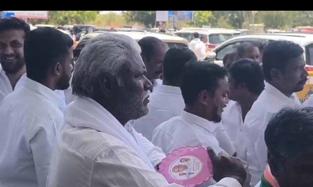 விமான நிலையத்தில் காங்கிரஸ் கமிட்டி தலைவரை வரவேற்க விசிறியுடன் வந்த தொண்டர்கள்..