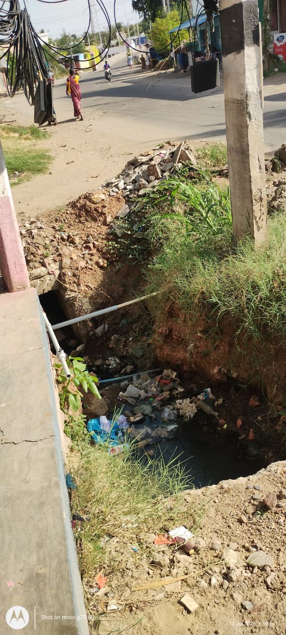 மூடப்படாத கழிவுநீர் கால்வாயால் விபத்து ஏற்படும் அபாயம் நடவடிக்கை எடுக்க கோரிக்கை..,