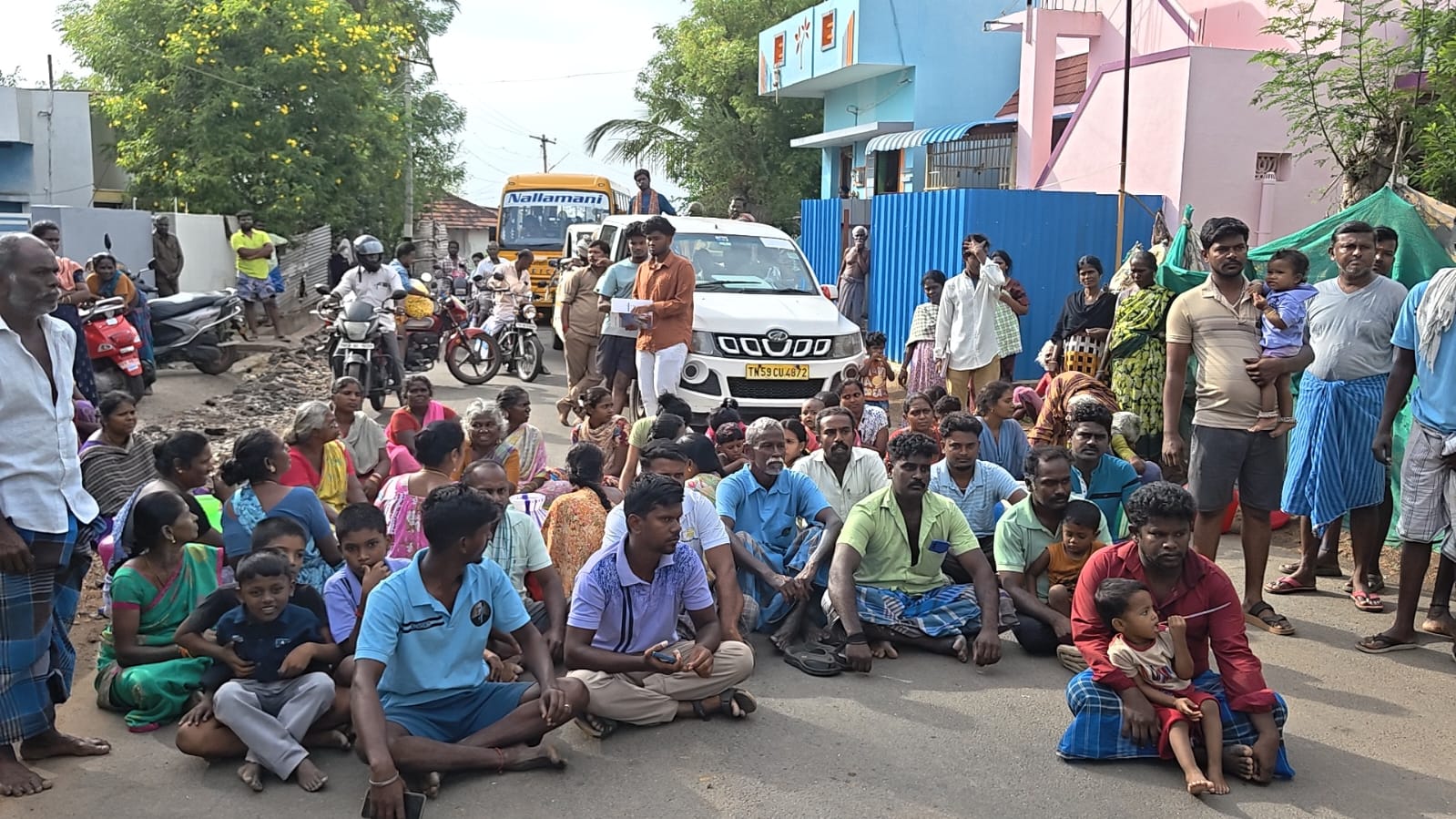 குடிநீர் தட்டுப்பாட்டால் காலி குடங்களுடன் பெண்கள் சாலை மறியல்..,