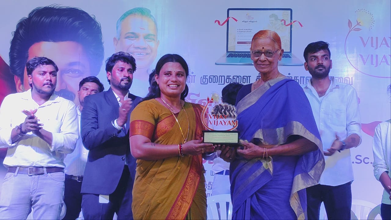 தன் வாழ்க்கையை ஏ ஐ மூலம் ஒளிபரப்பு செய்த காட்சி கண்ணீர் விட்டு அழுத சமூக நலத்துறை அமைச்சர்..,