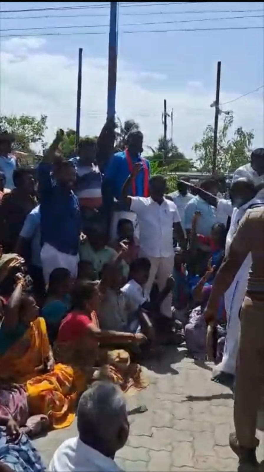 வாடிப்பட்டி அருகே விடுதலைச் சிறுத்தைகள் கட்சி கொடிமரம் அகற்றம்..,