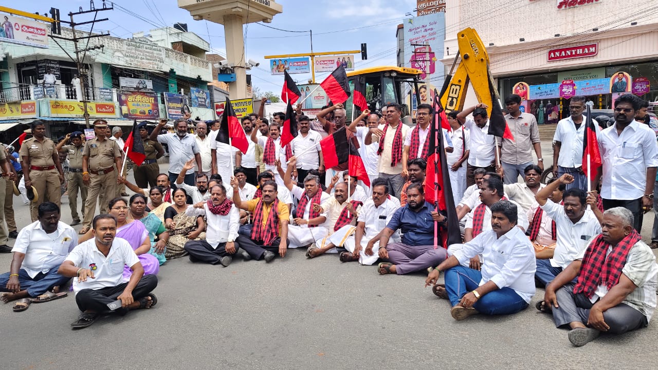 உதயநிதி ஸ்டாலினை கைது செய்ததை கண்டித்து திமுகவினர் சாலை மறியல் போராட்டம்..,