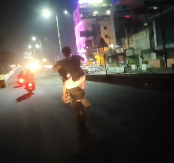 மேம்பாலத்தில் வீலிங் செய்து சாகசம் – வைரலாகும் வீடியோ..,