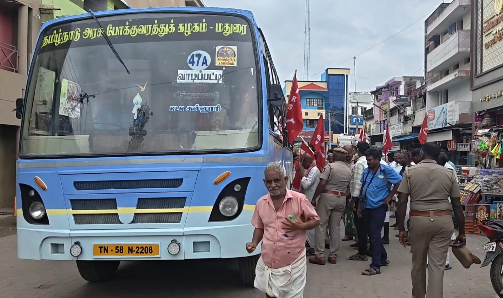 மறியல் போராட்டத்தில் ஈடுபட்டவர்களை கைது செய்ய ஆபத்தான நிலையில் கொண்டு வரப்பட்ட அரசு பேருந்து..,
